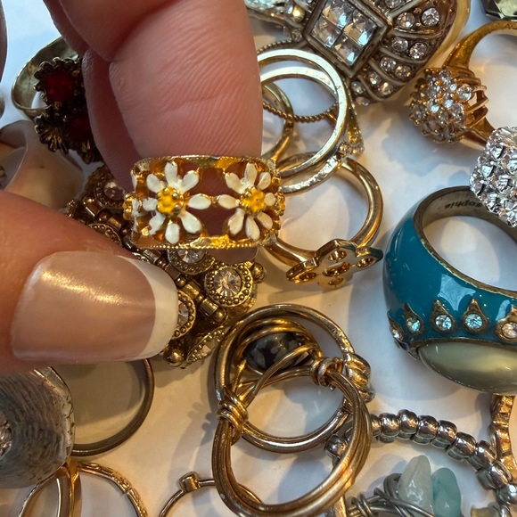 Vintage and Modern Mixed Metals Jewelry Rings Bundle 35 Rings Reseller Lot - Picture 9 of 10